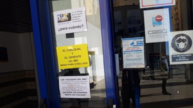 Personal de instalaciones deportivas de Cádiz vuelven a la carga tras más de dos años sin ropa de trabajo