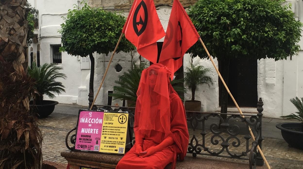 ‘Gotas de sangre humanas’ frente al Ayuntamiento de Vejer para simbolizar la herida del Planeta