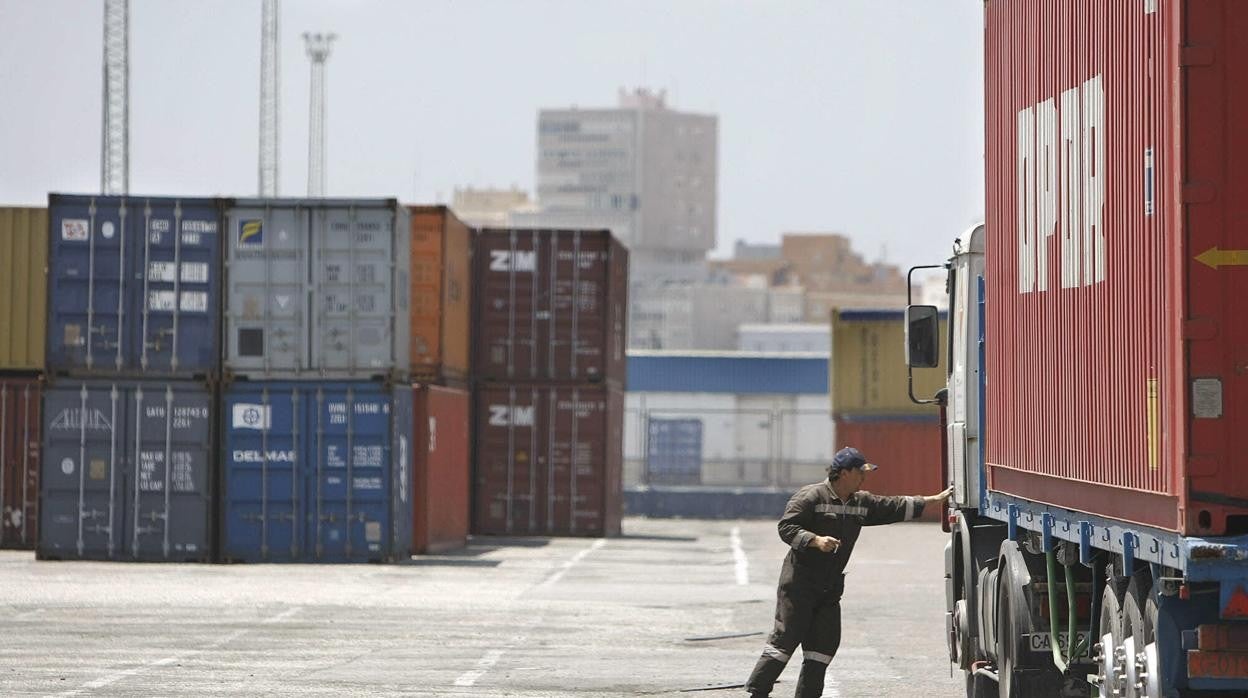 Mercancías en el muelle de Cádiz