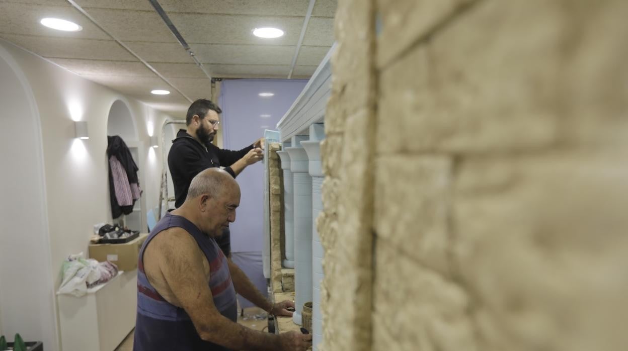 Miembros de la asociación, realizando el belén municipal