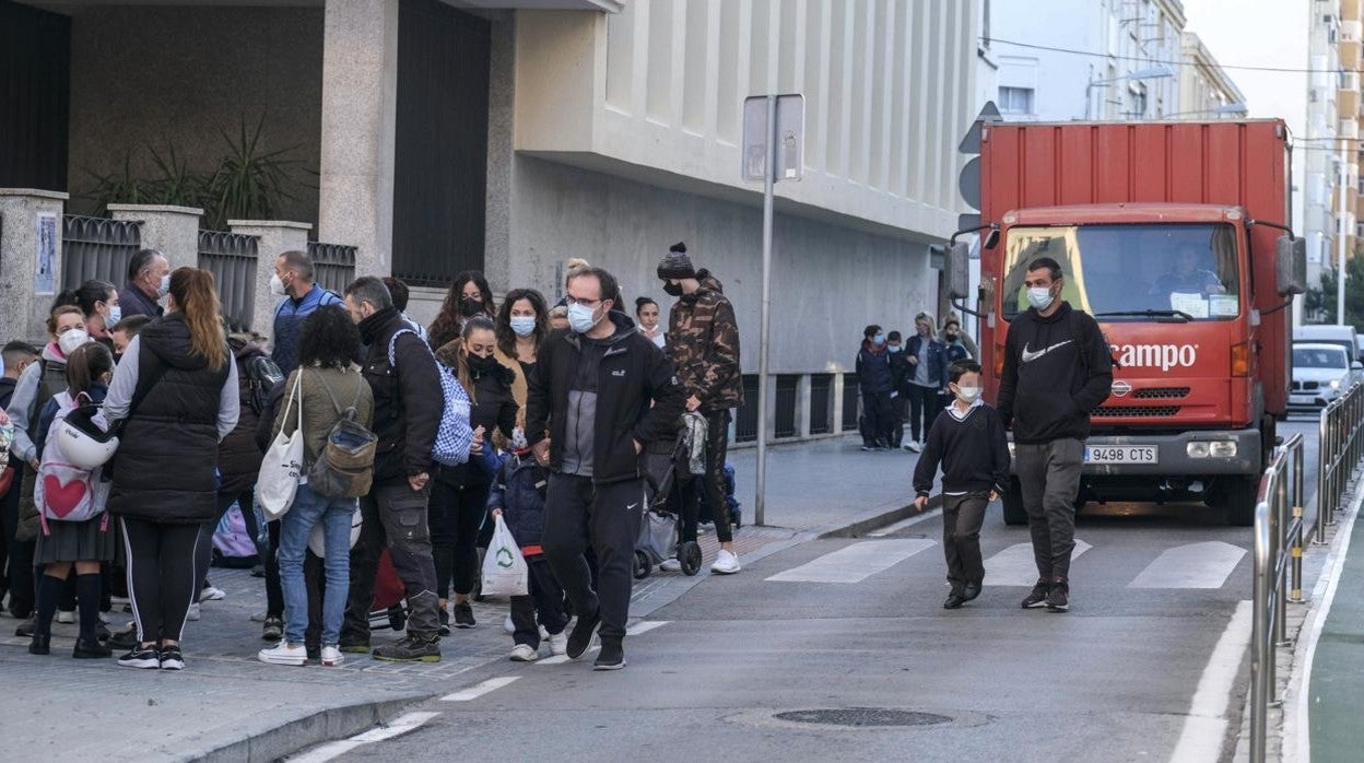 El peligro acecha en la puerta de los colegios de Cádiz