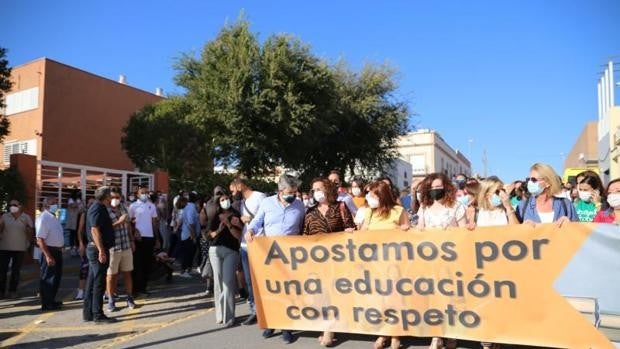 La madre de un alumno acepta un año de cárcel por agredir a dos maestras de un colegio de Coria del Río