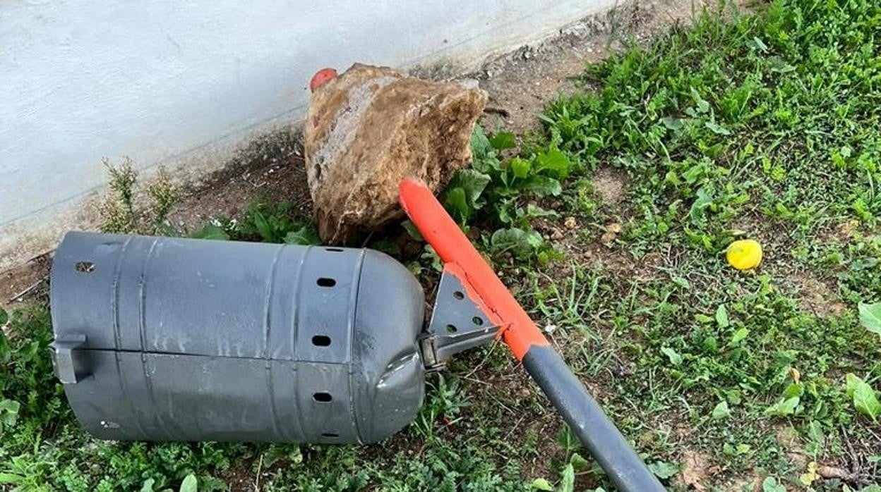 Una de las papeleras que han sido destrozadas en el parque del V Centenario de Utrera