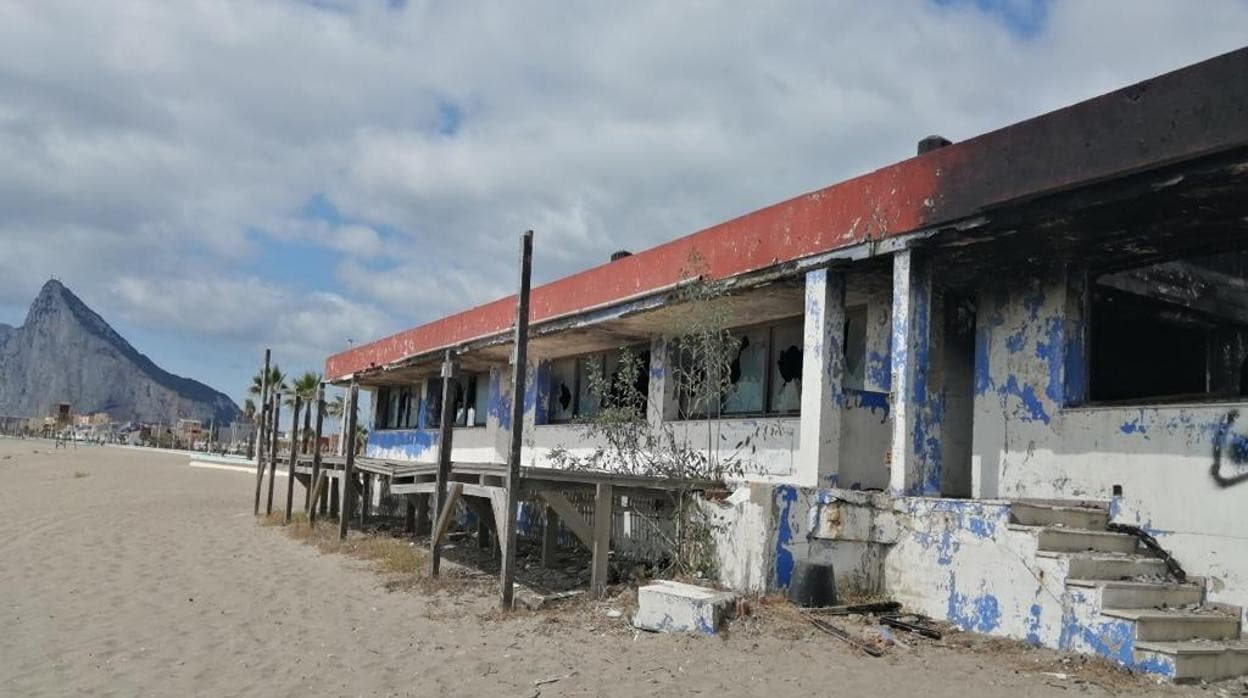 Derriban el restaurante abandonado de la playa de La Línea