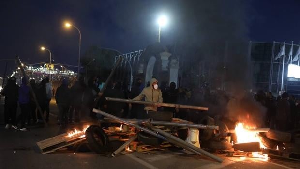 La patronal condena los disturbios y asegura que «la solución está en las mesas y no en las barricadas»