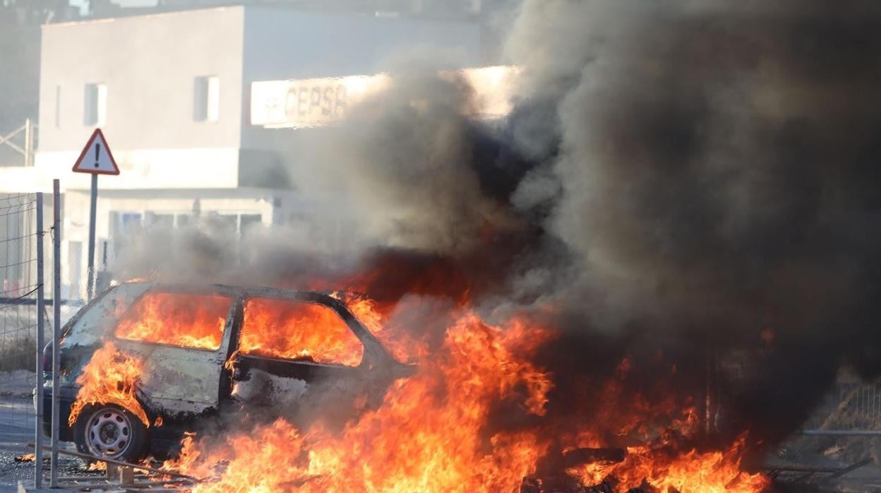 La Carretera Industrial de Cádiz está ahora cortada al tráfico por barricadas