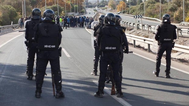 Herido un camionero al ser golpeado con una tabla de madera en un piquete informativo en Cádiz