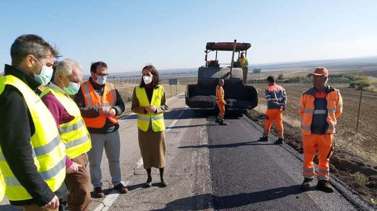 El alcalde de Carmona, Juan Ávila, y delegada territorial de Fomento en Sevilla, Susana Cayuelas, durante la visita a la obra