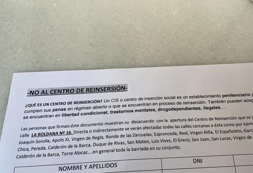 Imagen de un pliego de firmas distribuido por los vecinos de la zona