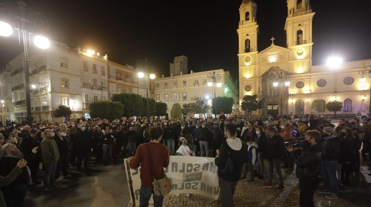 La plaza de San Antonio de la capital gaditana ha sido el escenario de la concentración de este viernes por la tarde