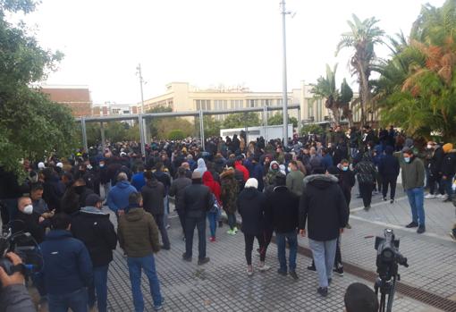 Concenración de piquetes en la plaza de la Aviación, frente a la patronal