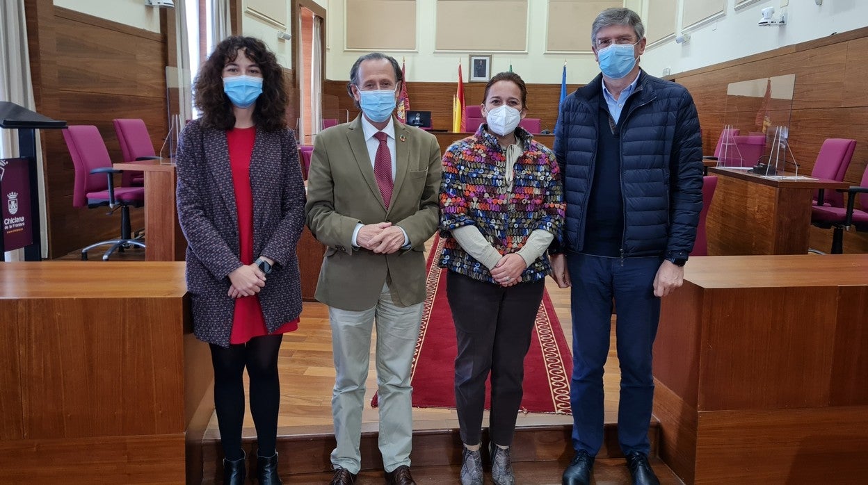 Verónica Sánchez, José María Román, Ana González y Antonio Fernández en el Salón de Plenos del Ayuntamiento de Chicana