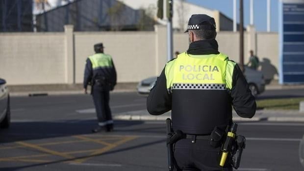 Investigan una colisión entre un turismo y un ciclomotor en la avenida de Huelva de Cádiz capital