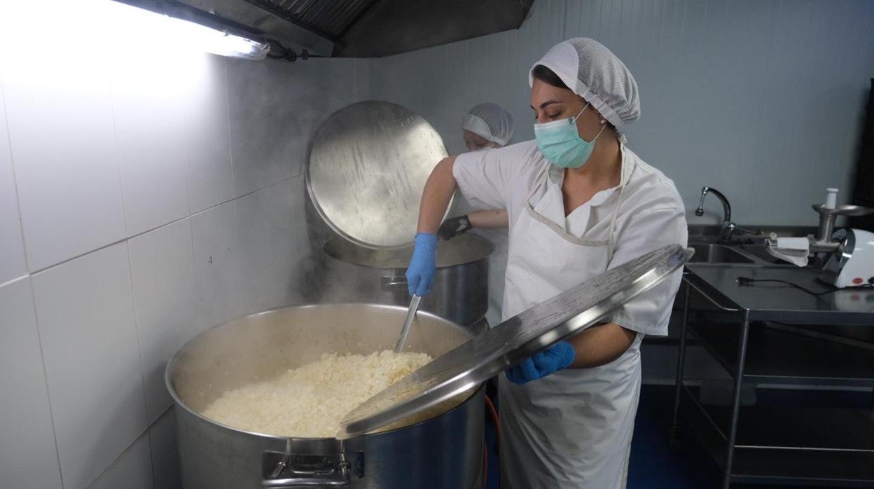 Susana Espinosa, en primer término, junto a una empleada, cocinando en su nave de Puerto Real sus conservas artesanales.