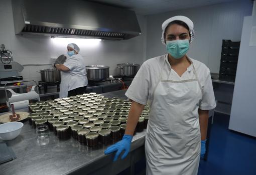 Susana, con las conservas que elabora su pequeña empresa de forma artesanal.