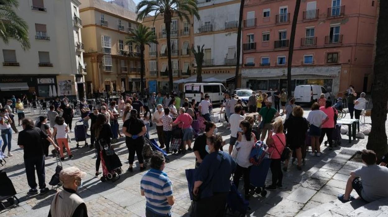 Decenas de gaditanos hacen cola en la plaza de la Catedral durante una recogida de alimentos el año pasado.