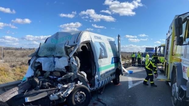 La colisión entre dos furgonetas y un camión en Chiclana deja un herido atrapado en un amasijo de hierros