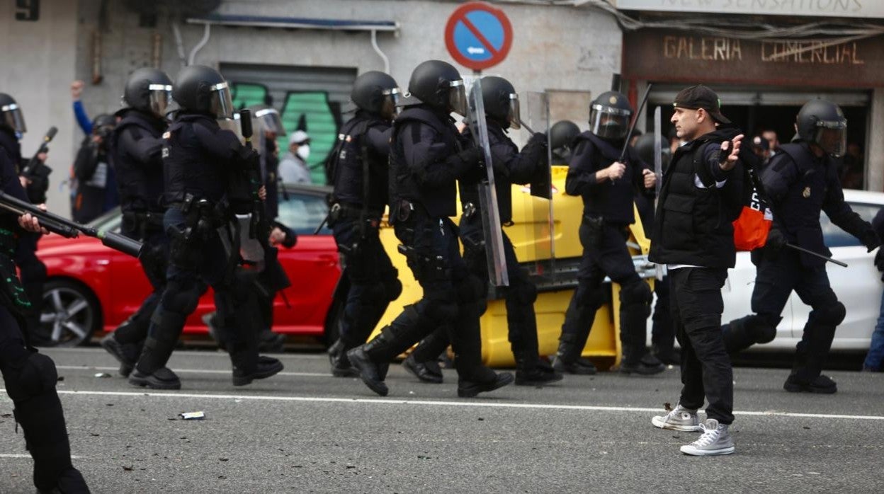 Agentes de la Policía en la carga de este martes en Cádiz.