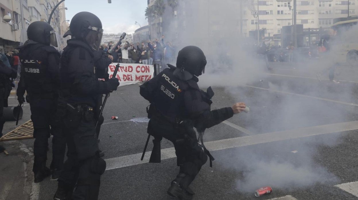 Así ha sido la huelga del Metal en Cádiz, este martes: un detenido tras la batalla campal en la Avenida