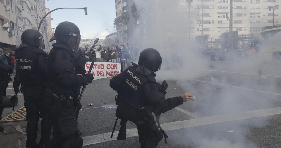 Los radicales se cargan la manifestación pacífica y obrera por el metal en Cádiz