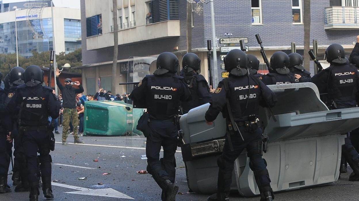 Un momento de tensión este martes en Cádiz en la huelga del Metal
