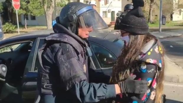 Un policía intenta consolar en Cádiz a una joven a la que han destrozado las lunas del coche en la huelga del Metal