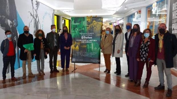 Bahía Sur acoge desde este jueves la exposición '50 años cambiando la historia del cáncer', de la AECC