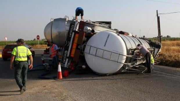 Retenciones de 10 kilómetros en la AP-4 por el vuelco de un camión a la altura de Utrera