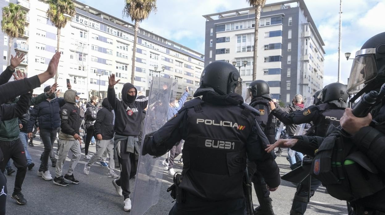 Actuación esta semana de los agentes en la Avenida de Cádiz.