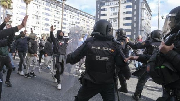 Antidisturbios, cuestionados y en la calle