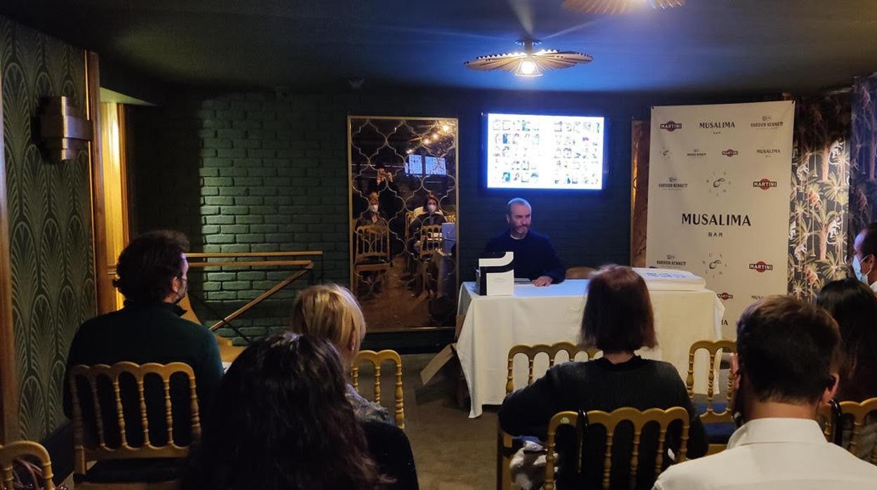 Pedro Álvarez durante la presentación del libro, en el restaurante Musalima de Cádiz.