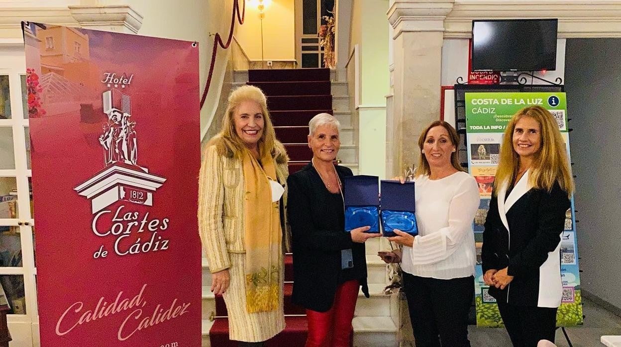 Pepa y su hija Natalia acompañan a Carmen y Encarni, las dos primeras camareras en jubilarse del hotel Las Cortes