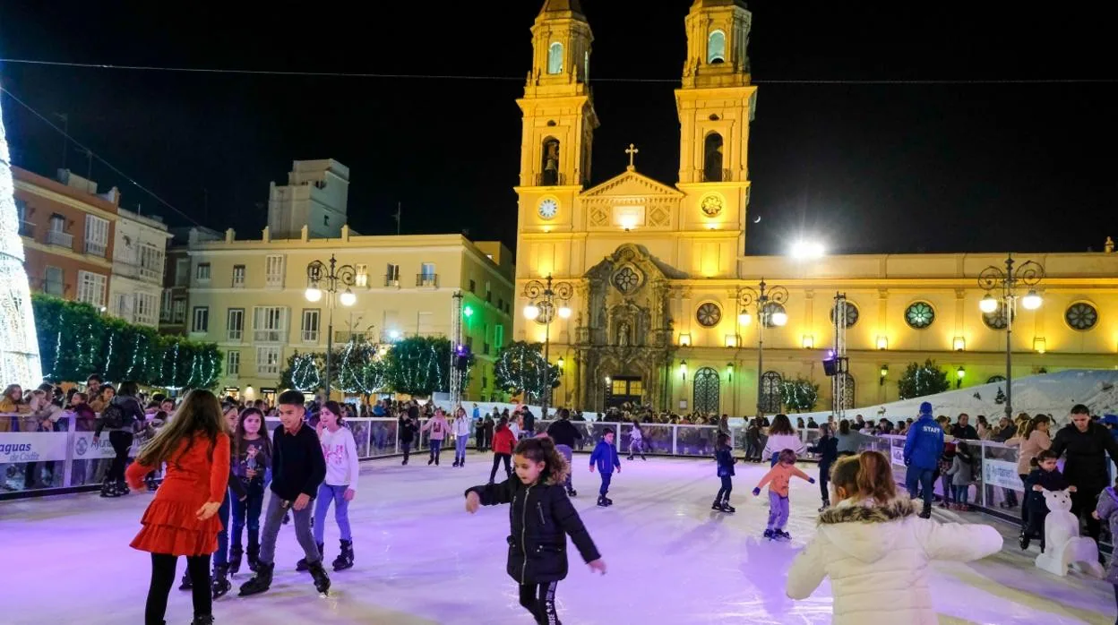 Pista de hielo en la plaza de San Antonio de Cádiz