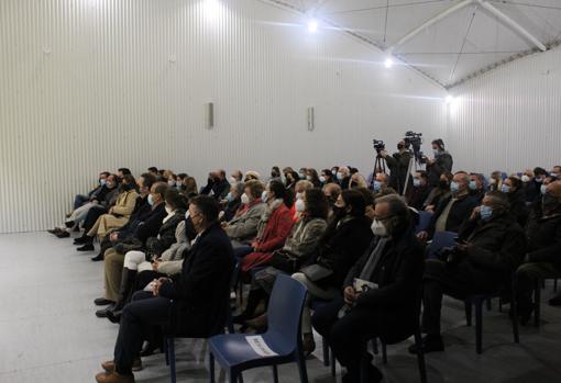 El público siguió con emcción la presentación del libro en Utrera