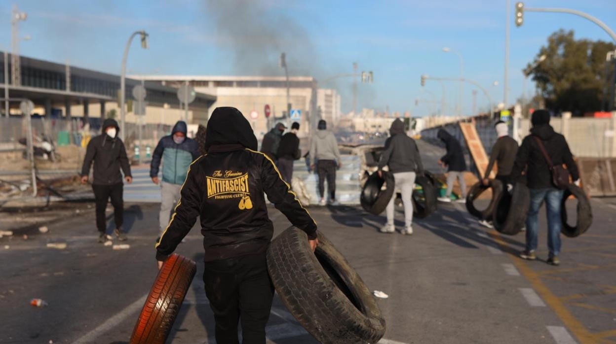 Imagen de uno de los días de piquetes en la Carretera Industrial de Cádiz