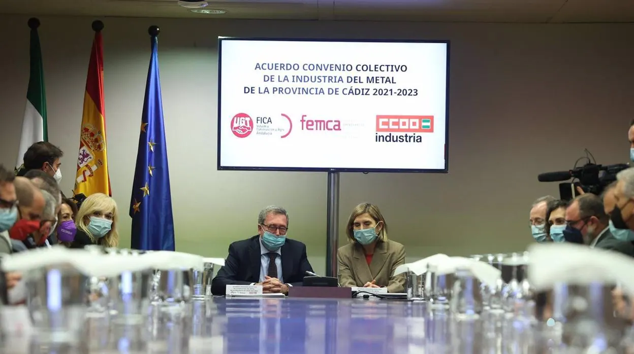 Momento de la firma del convenio del Metal de Cádiz en la sede de la Consejería de Empleo, en Sevilla