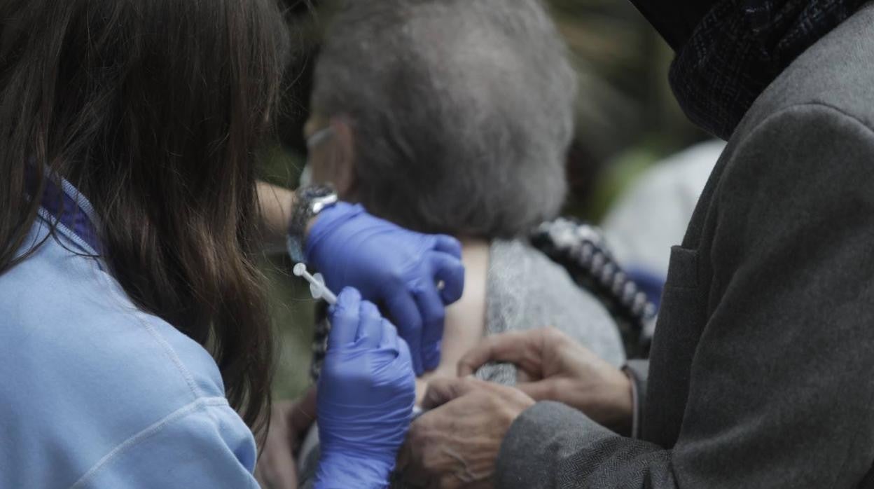 Las enfermeras recuerdan la importancia de la vacunación de la gripe para prevenir el Covid-19