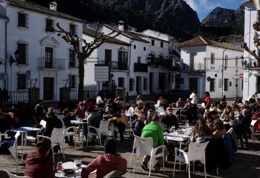 Terrazas llenas en Grazalema.