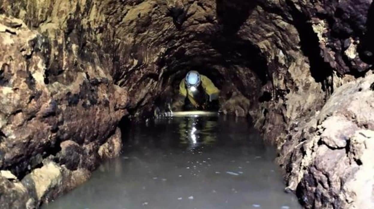 Un espeolólogo en las minas descubiertas bajo la Universidad Pablo de Olavida de Carmona