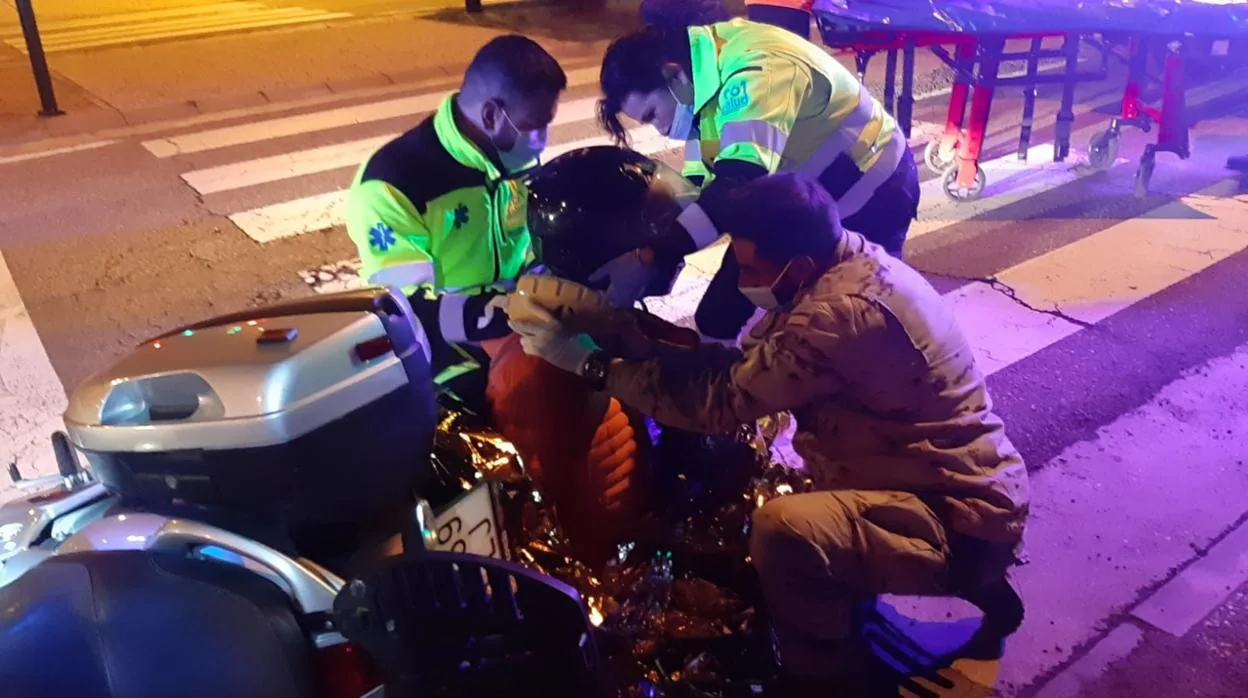 Infantes de Marina de San Fernando asisten a un motorista accidentado en Zaragoza