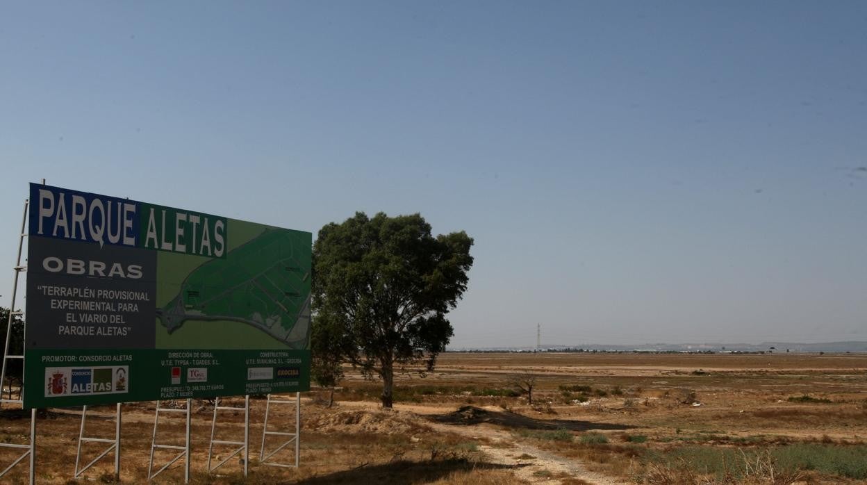 Cartel que informaba de las obras del parque de Las Aletas, en Puerto Real