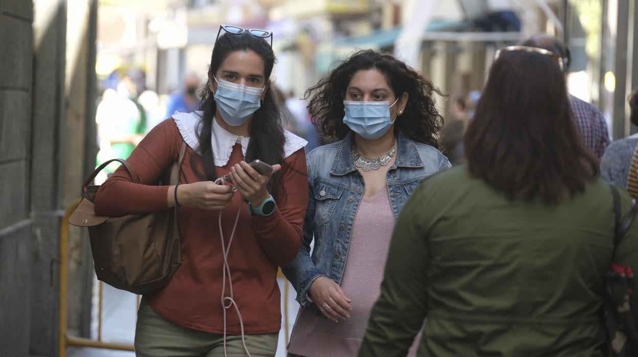 Personas con mascarilla paseando por Cádiz.