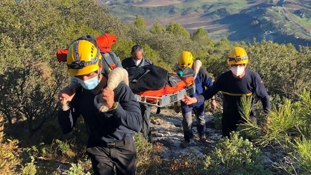 Fallece un parapentista tras sufrir un choque con otro y caer en una zona de bosque en Algodonales