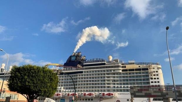 «Cuando los barcos están en el puerto, el humo que se ve es vapor de agua»