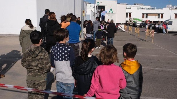 Colas de niños en Cádiz en la primera jornada de vacunas para los más pequeños