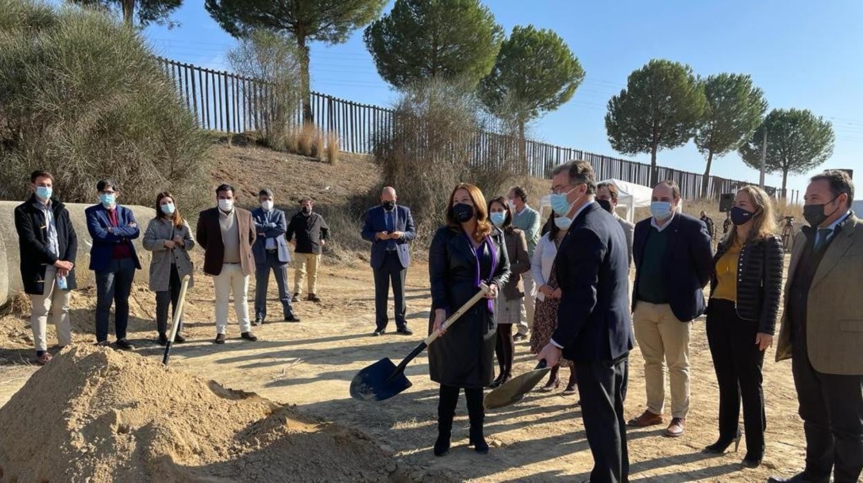 La consejera de Agricultura, Carmen Crespo, y el alcalde de Burguillos, Domingo Delgado