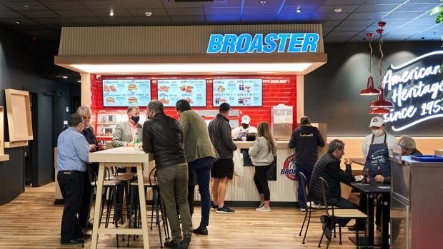 Jerez ya tiene el primer restaurante del pollo Broaster de toda España en Carrefour Jerez Sur