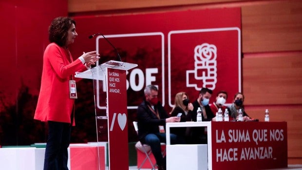 María Jesús Montero anuncia que «rescatará la memoria de las cunetas» y da un toque al PSOE de Cádiz