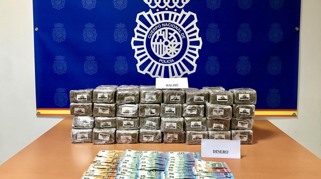 Detenido en Algeciras un prófugo por conducir de forma temeraria y con 39 kilos de hachís