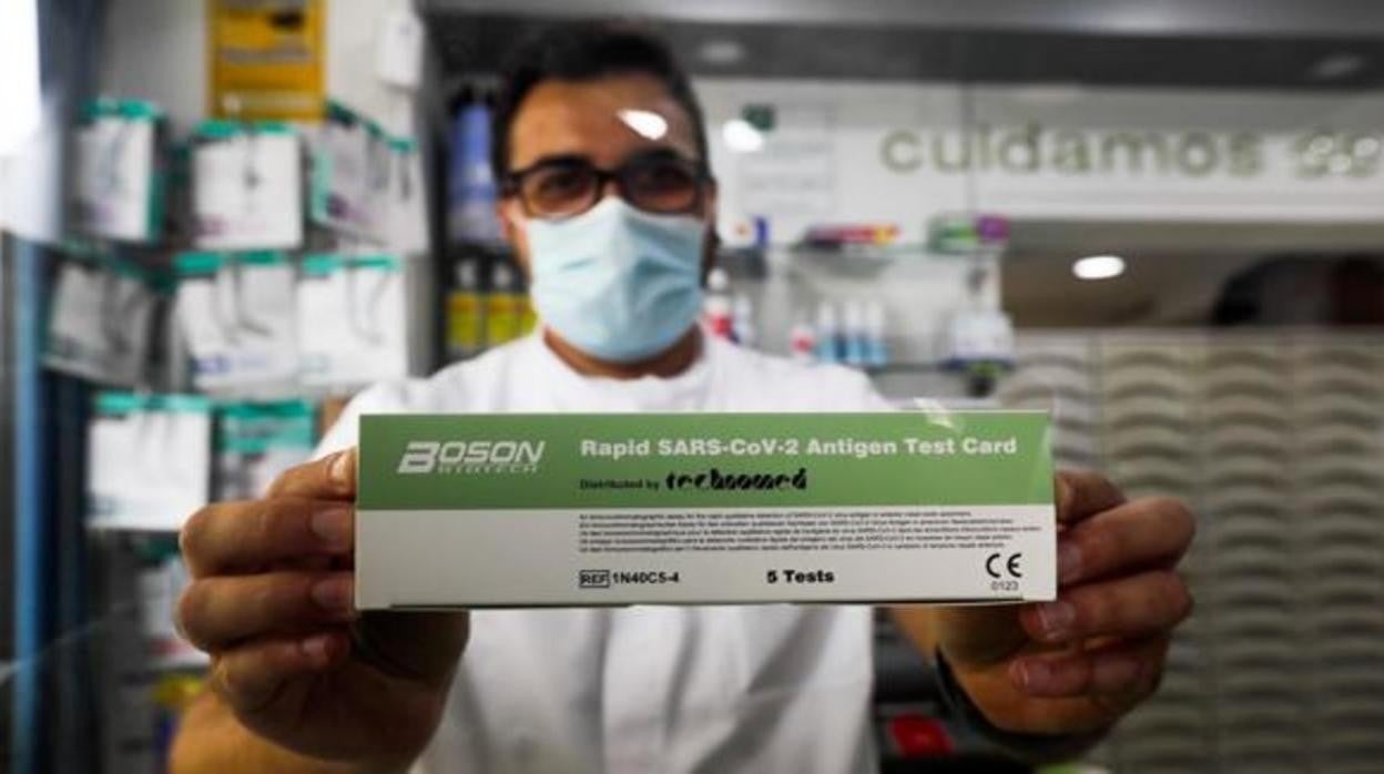 Los tests de antígenos comienzan a agotarse en las farmacias de Cádiz tras dispararse las ventas